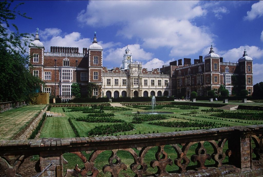 Pride of place: chief ministers and their houses in early modern England